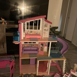 Barbies house w/barbies Vehicles And Accessories 