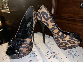 Woman’s size 7/8 leopard heels
