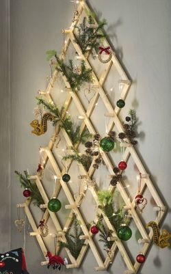 Expandable wall tree