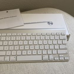 Apple A1314 Wireless Keyboard New