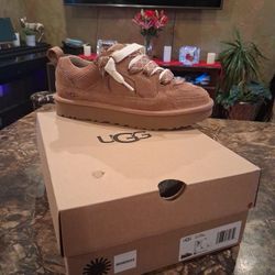 UGG SHOES  👞 💯 AUTHENTIC  NEW SIZE 7 WOMAN