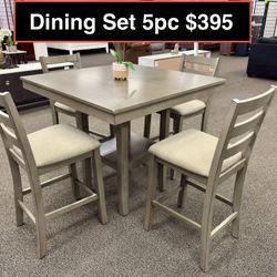STORE CLOSING. !!!! New Solid Dining Table Set 5pc