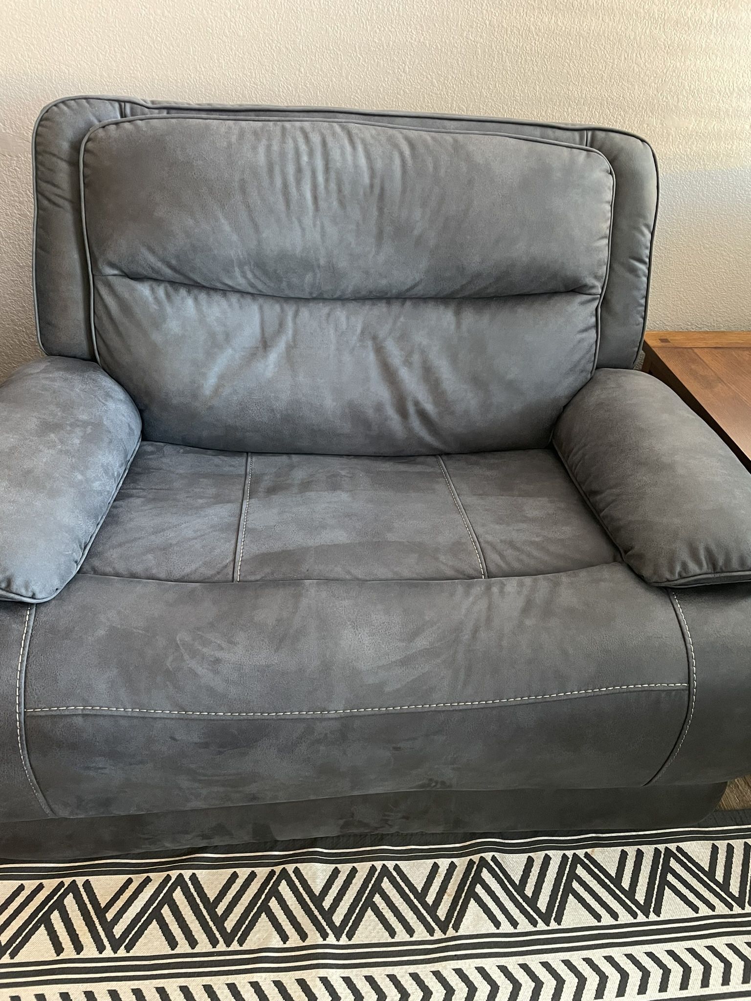 Oversized Recliner Loveseat Electric Adjustable Headrest USB Port Doesn’t Work Must Pick Up Cash Only