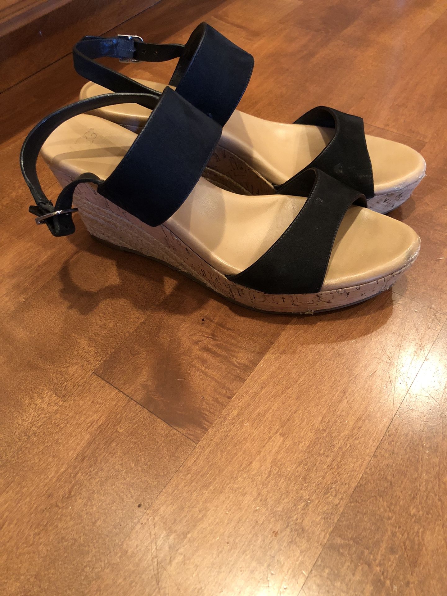 Woman’s UGG Leather Wedge Sandals Shipping Available 