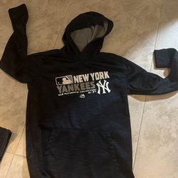 Size small Yankees sweatshirt