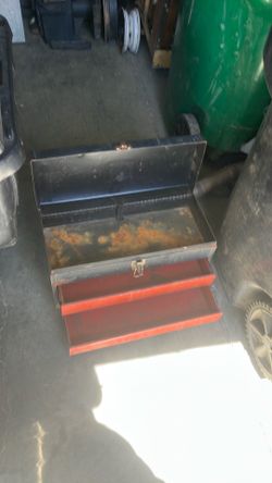 Metal tool box