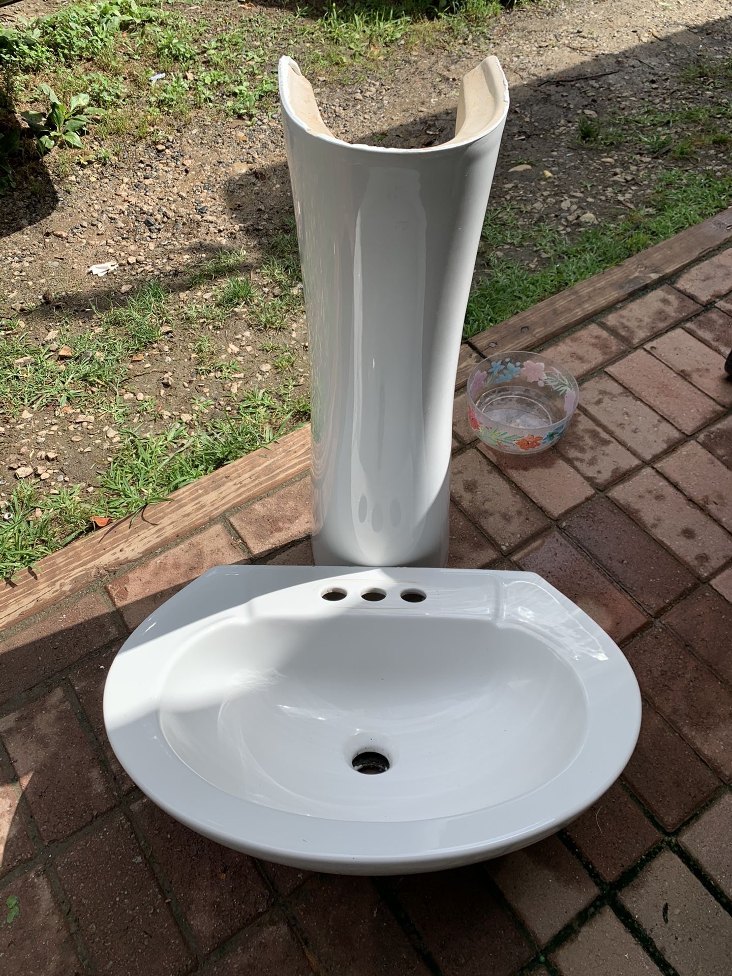 Pedestal sink