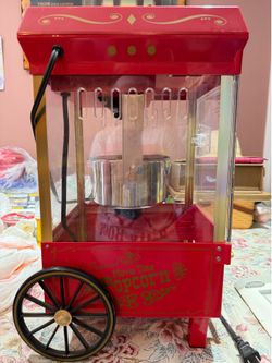 Old-fashioned movie time popcorn maker