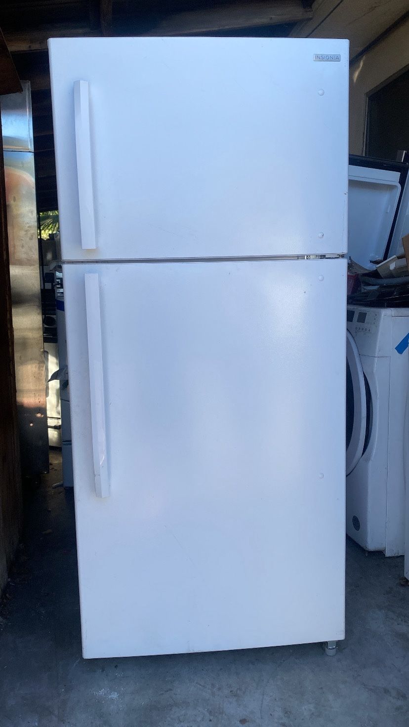 Insignia Top & Bottom Refrigerator 
