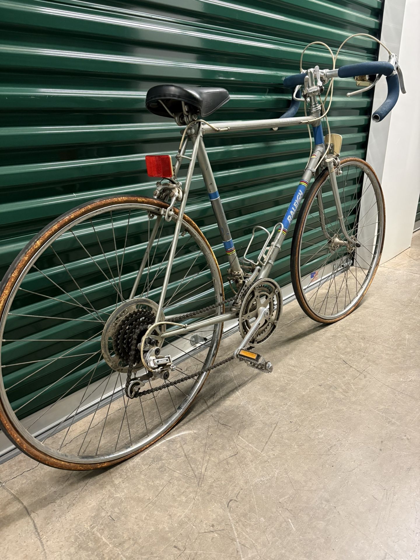 Raleigh Grand Prix Vintage Men’s 10 Speed Road Bike (Silver / Blue) wants TLC