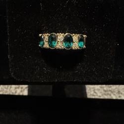 Elegant Emerald and Diamond Ring 