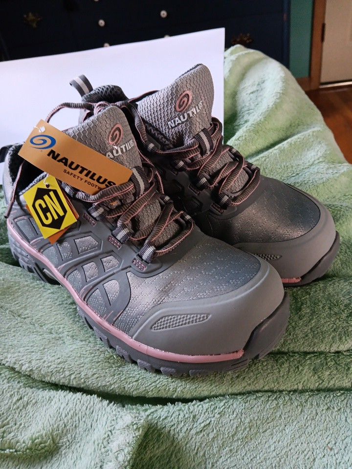 Women steel toe boots size 7 brand new never been worn gone for $65.Retail value is one seventy five