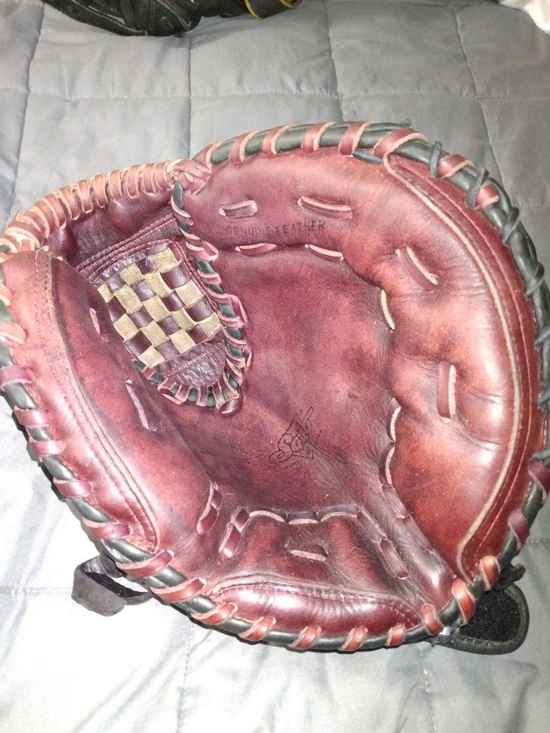 SOTO SMALL GIRLS SOFT BALL CATCHERS GLOVE