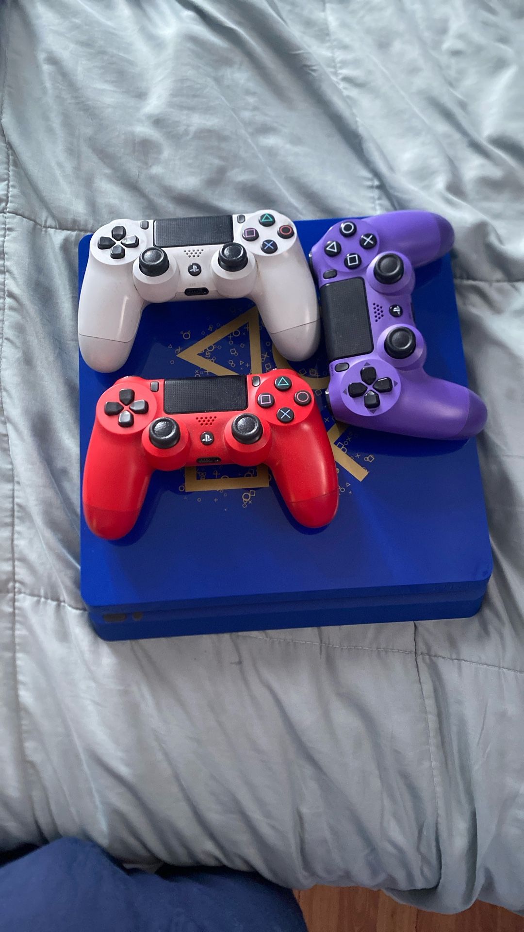 Limited Edition Ps4 With 3 Controllers