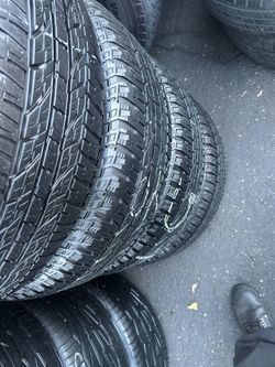 Tengo un set de llantas en muy buenas condiciones marca Yokohama geolandar AT 225 60 R17 instalado y balanceó por el mismo precio 