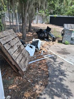 Free 70ty wooden pallets and 20ty plastic Free pallets
