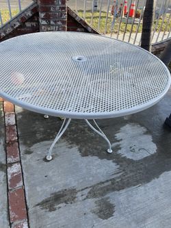 Wrought Iron Table/ Mesa de metal
