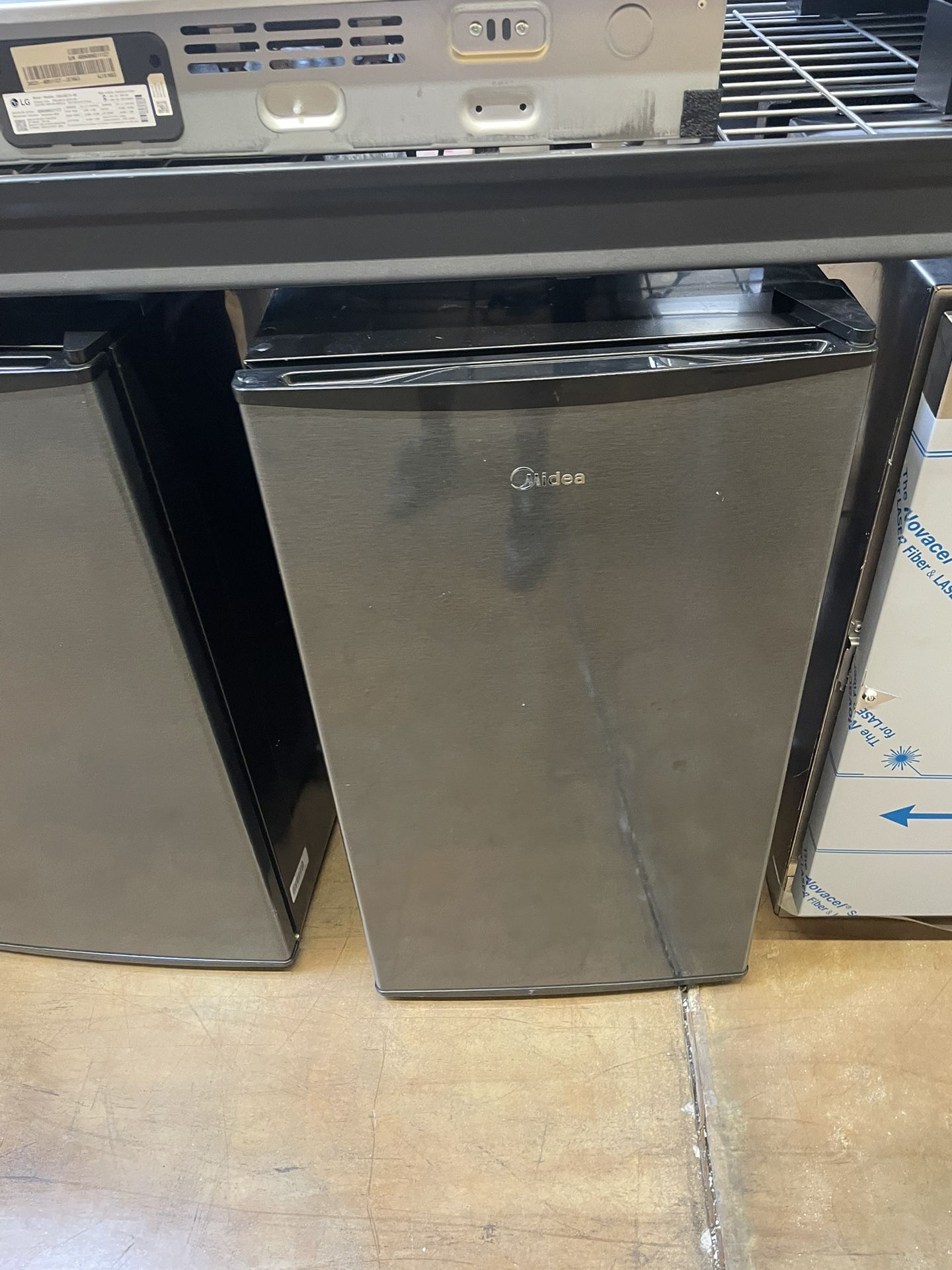 Compact refrigerator
