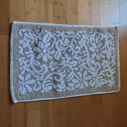 Rug by Nicole Miller in excellent condition measures approximately 22.5"x33.5"