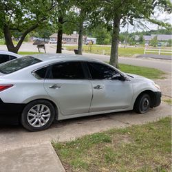 2016 Nissan Altima  Asking 4000  Taking Offers 