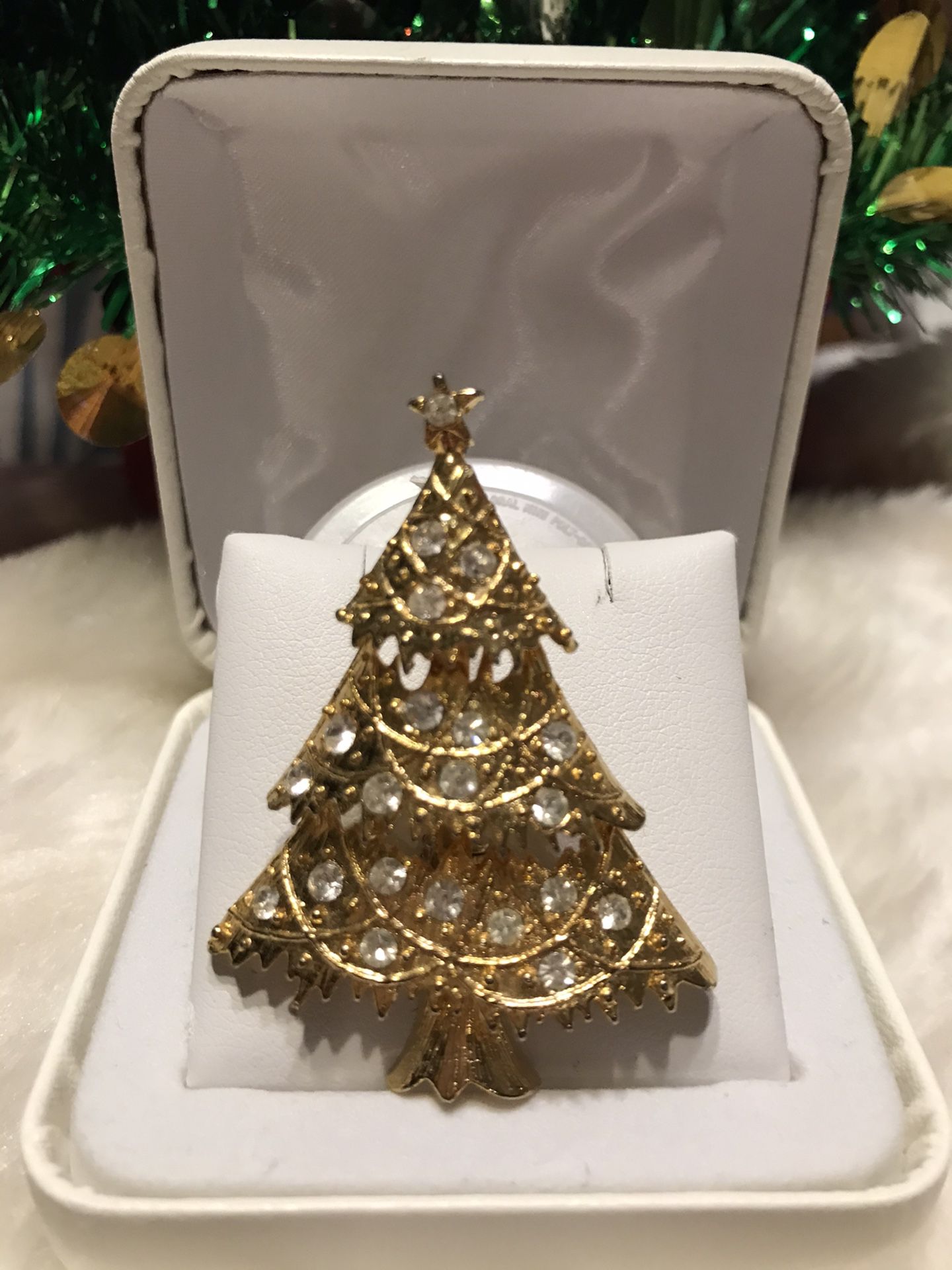 Beautiful!!! Gold Christmas Tree pin with crystal stones