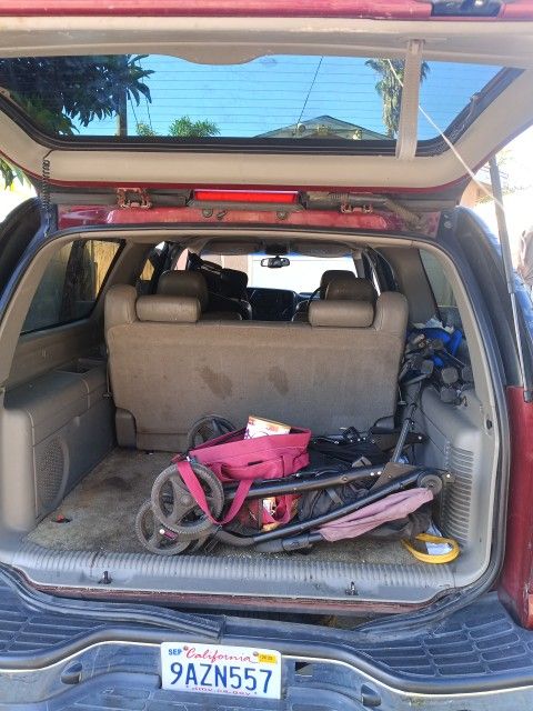 Se Vende Una Camioneta Suburban Chebrolet Del Año 2003 Todo Le Funciona Motor Transmisión Las Placas Al Corriente $1800