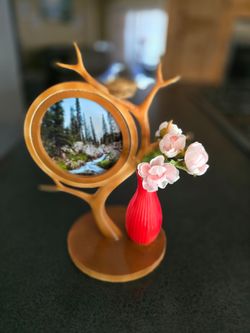 Picture frame, 4 in round photo holder.