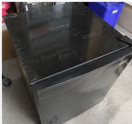 Mini Fridge – Works Great! Perfect for Dorm, Office, or Bedroom – $60 OBO