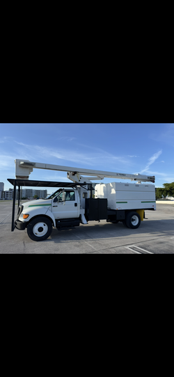 2010 Ford Bucket truck chipper Dump