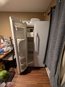 White Frigidaire Side-by-Side Fridge w/ Ice Maker - Clean & Ready To Go