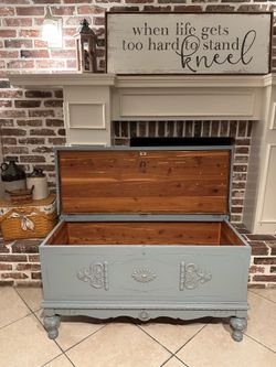 Beautiful Refinished Antique 1920’s Cedar Chest / Hope Chest / Window Seat / Bench