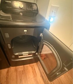 Samsung  black electric dryer. Works great, I’m just getting a new set.