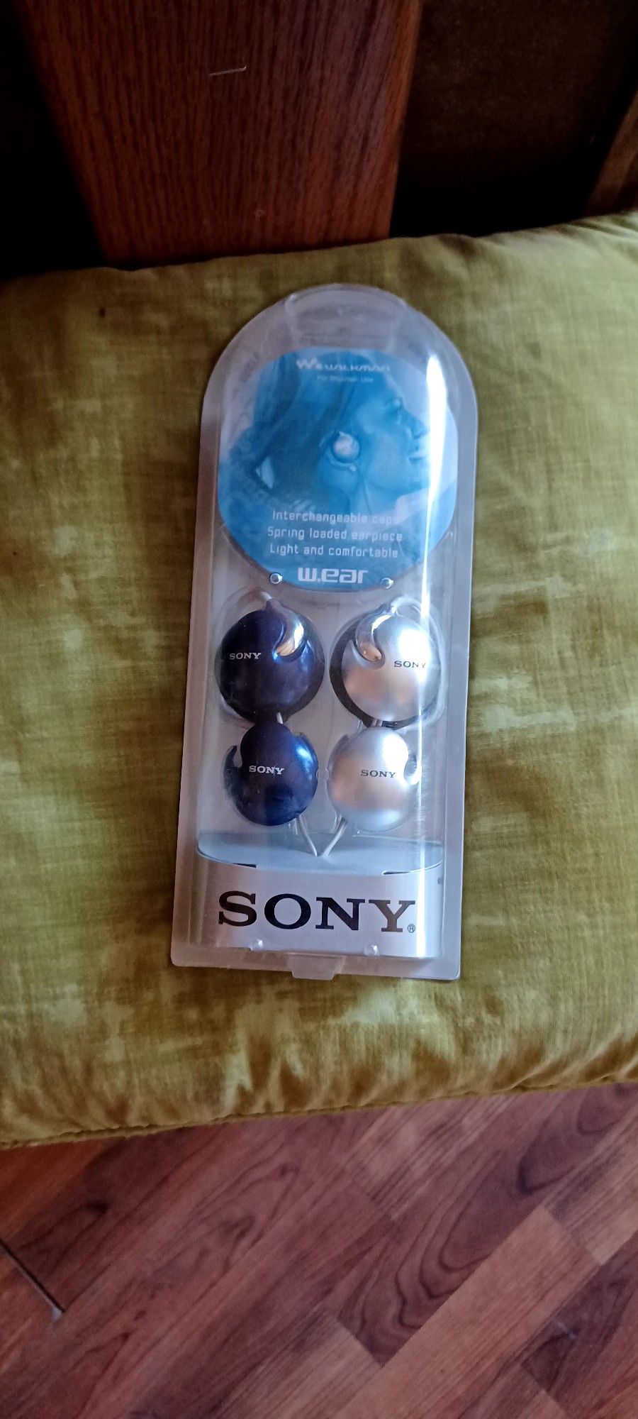 Description
Sony Walkman ear hook style stereo headphones with interchangeable silver and blue caps. Model #MDR-Q22LP From 2003 so not *quite* vintag