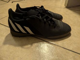 Indoor Predators Adidas "Size 6"