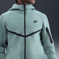 Small Men’s Nike Tech 