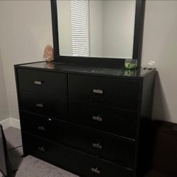 Dresser With Mirror 