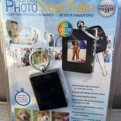Innovage Products Digital Photo Keychain 60 Color Photos 8Mb W/ Charger, NEW!!!