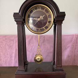 Elegant Vintage-Style Mantel Clock with Pendulum – Classic Roman Numerals