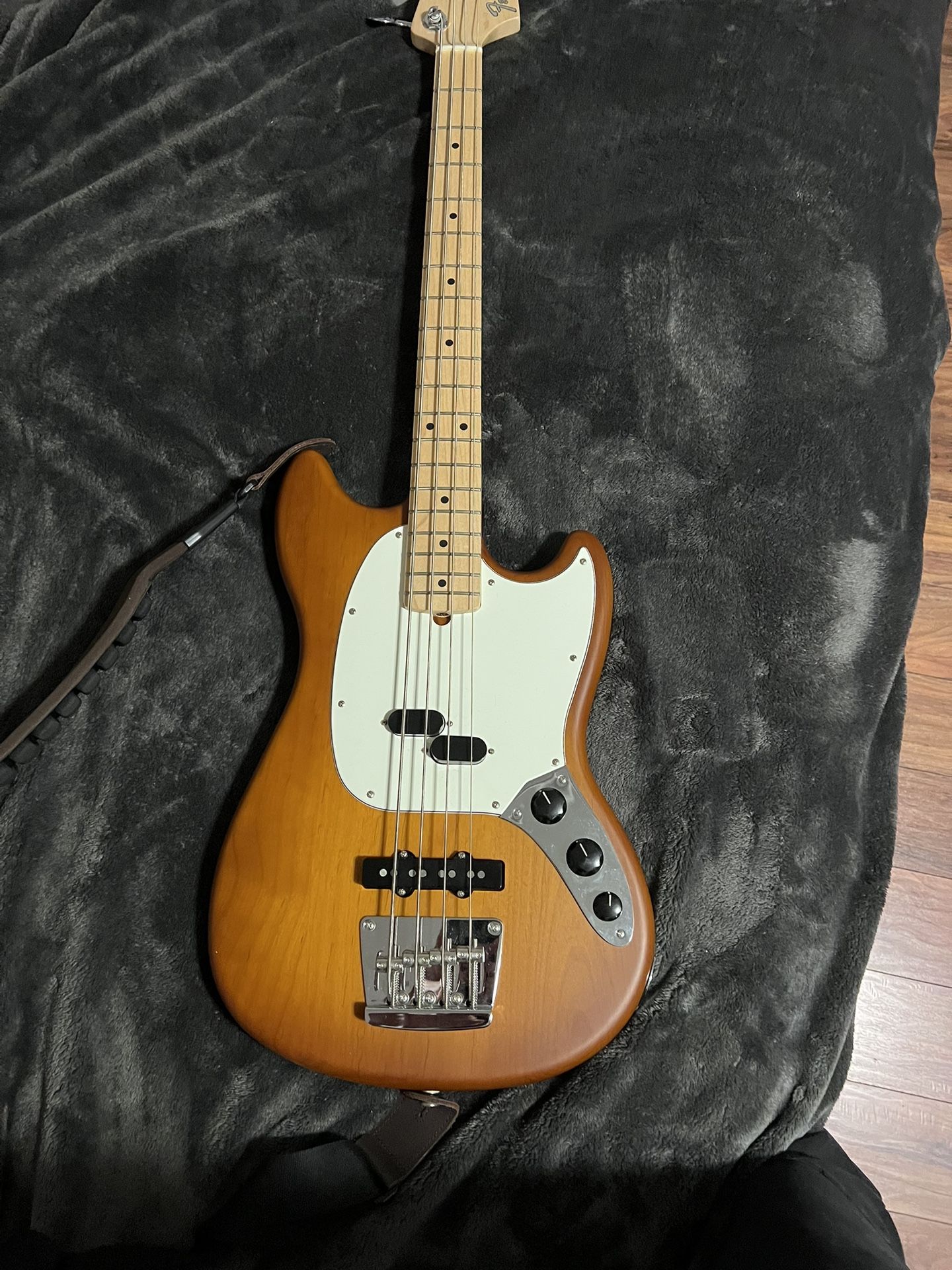 Fender Performer Mustang Bass