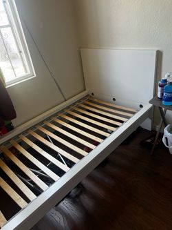 Twin bed with mattress/cama individual con colchón