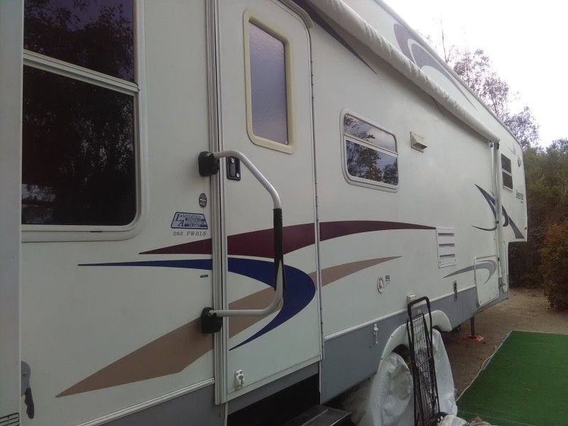 Keystone 31'sprinter   $5,000.        White