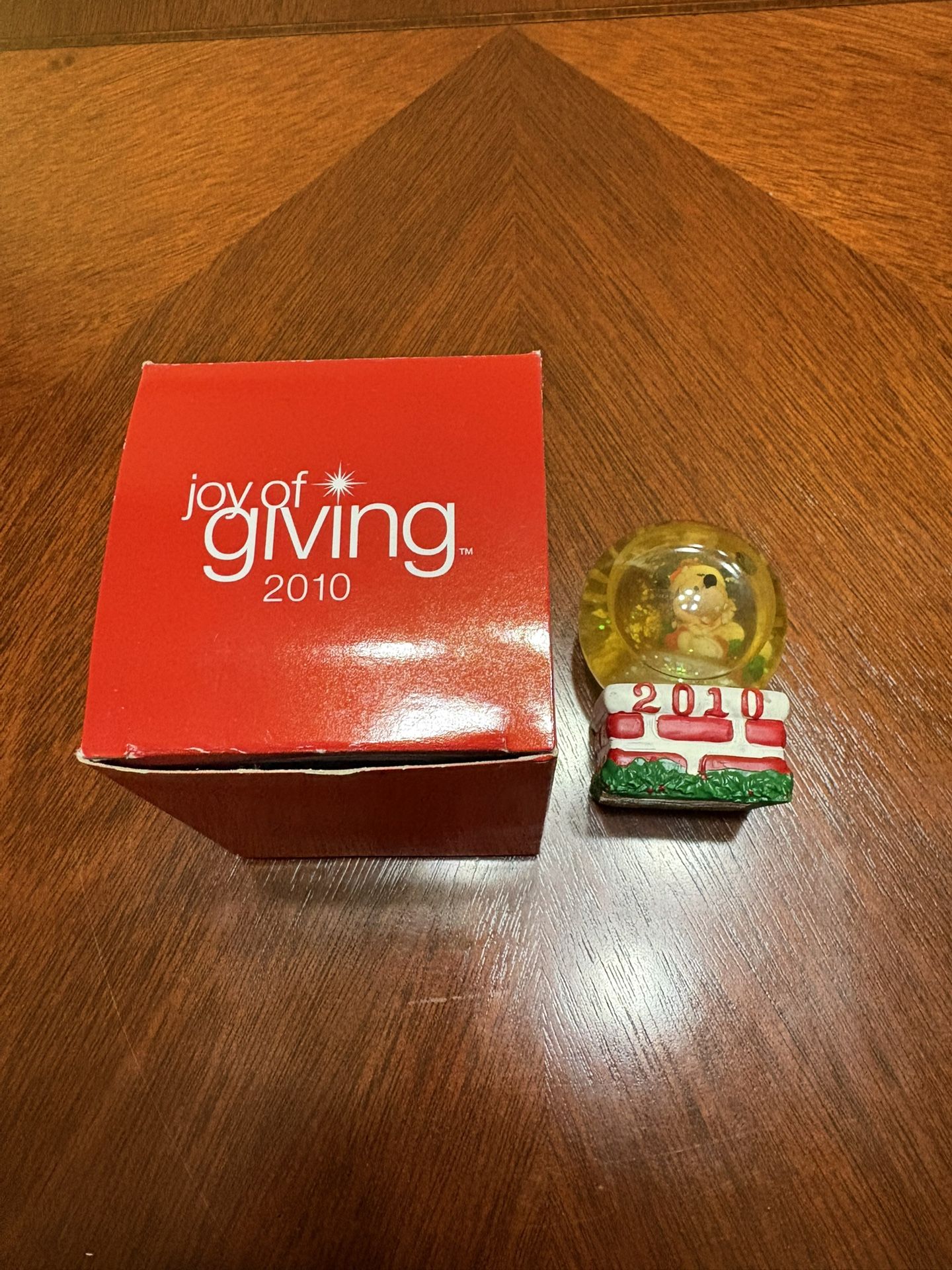 2010  Disney Collectible Snowgloble