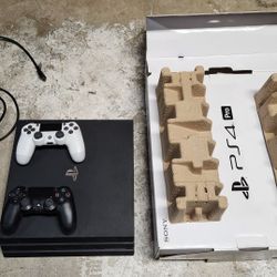 PS4 PRO Low Hours 2 Controllers