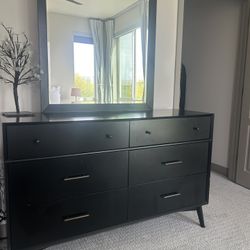 Dresser With Mirror