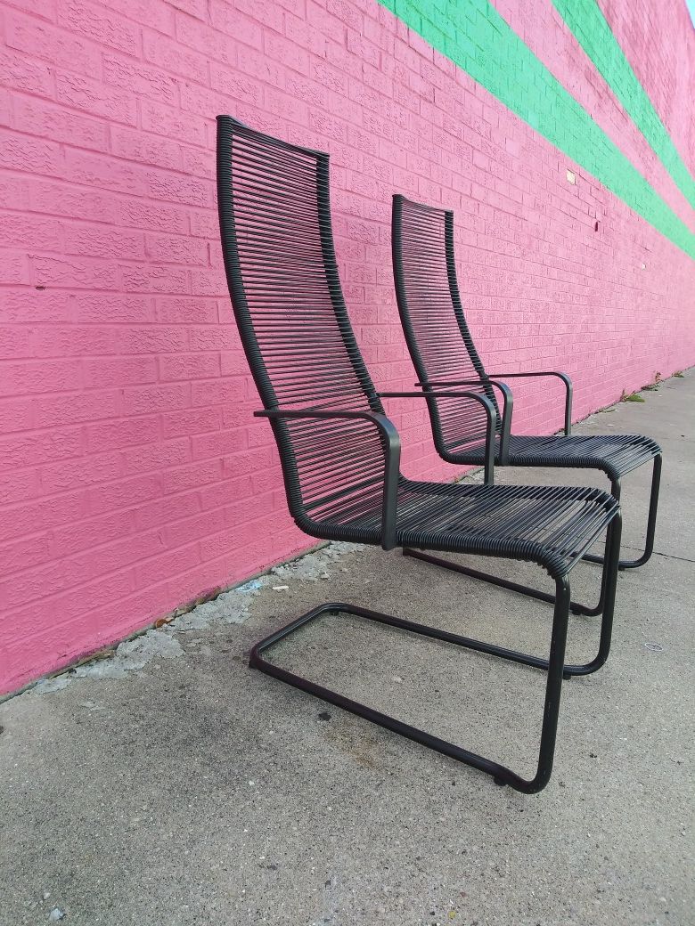 2 SILLAS BONITAS, COMODAS Y RELAJADORAS PARA LA SALA PARA EL CUARTO O PARA DONDE USTED QUIERA!!$160.00 POR LAS 2 O MEJOR OFERTA..OBO