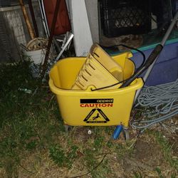 Commercial Style Mop Bucket With Ringer