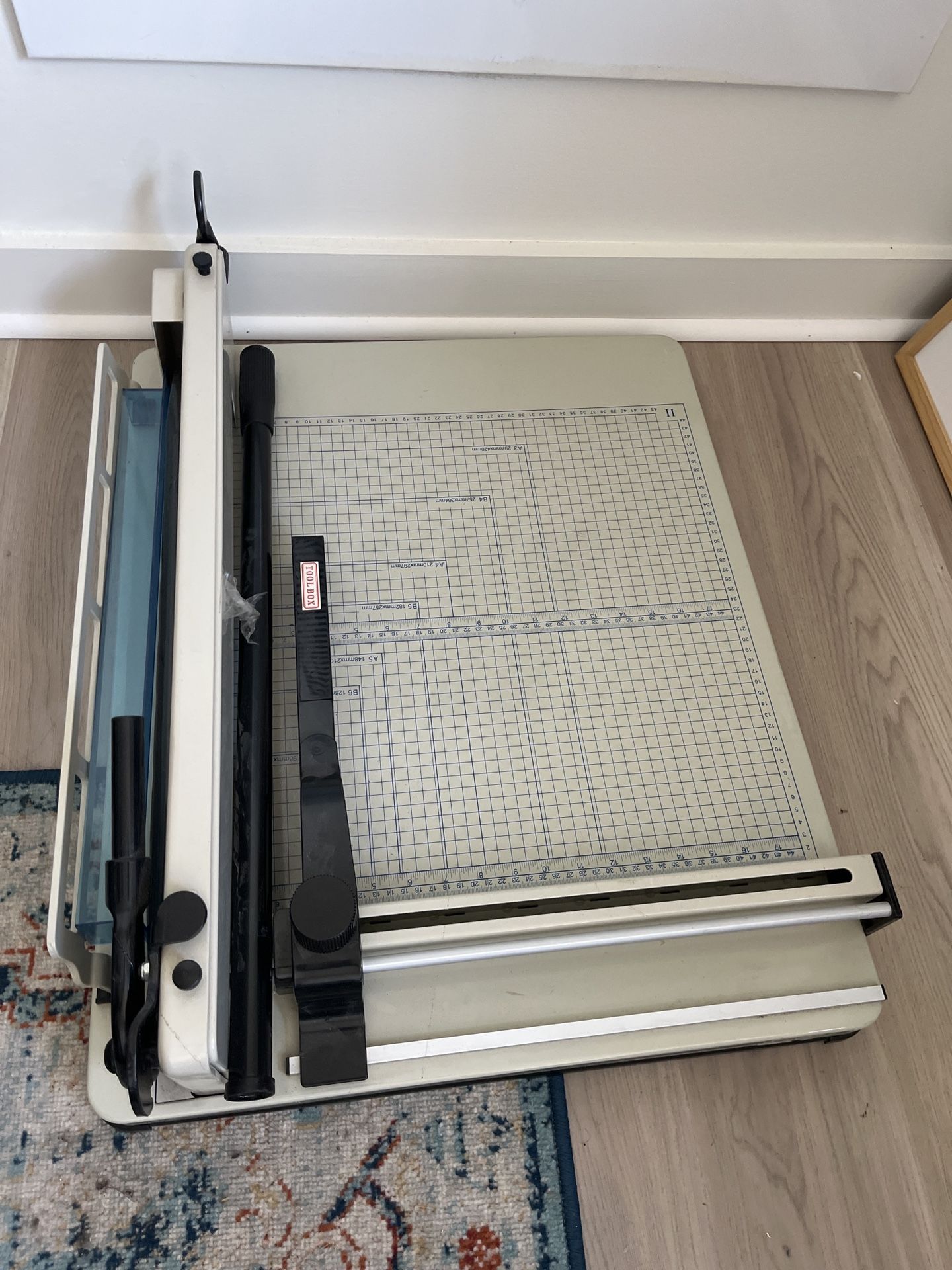 Heavy-Duty Paper Cutter / Trimmer 