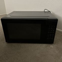 Big 2.2 cu ft Countertop Microwave