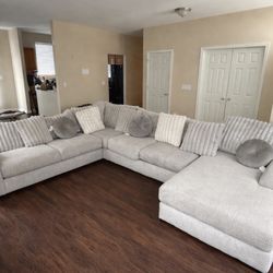 Large Gray Sectional Couch with Chaise – Cozy & Spacious (As-Is)