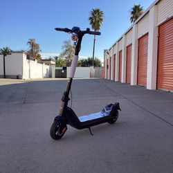 NIU - KQi3 Pro Foldable Electric Kick Scooter w/ 31 mi Max Operating Range & 20 mph Max Speed - Black